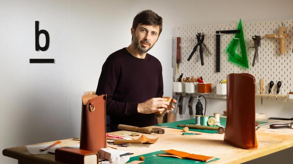 Santiago Besteiro Artesano en cuero español